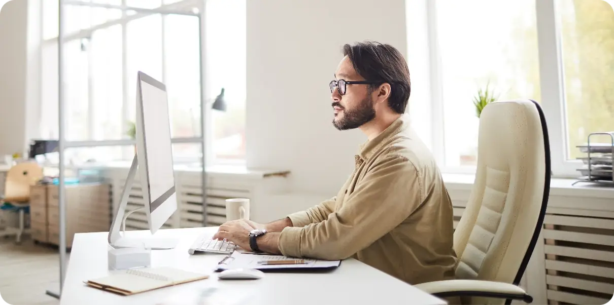 Profissional analisando dados do mercado imobiliário comercial no CRE Tool