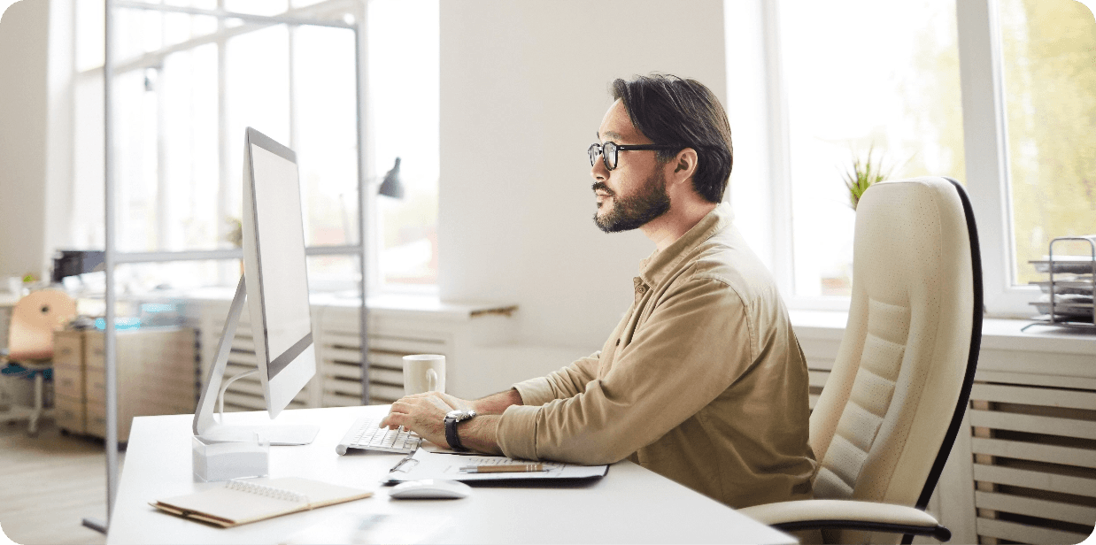 Profissional analisando dados do mercado imobiliário comercial no CRE Tool